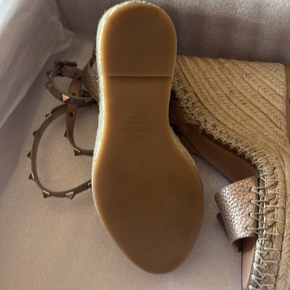 VALENTINO ROCKSTUD METALLIC LEATHER  SPADRILLE WEDGES - Picture 6 of 11